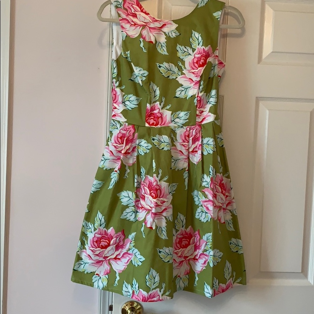 Gorgeous spring sleeveless dress.